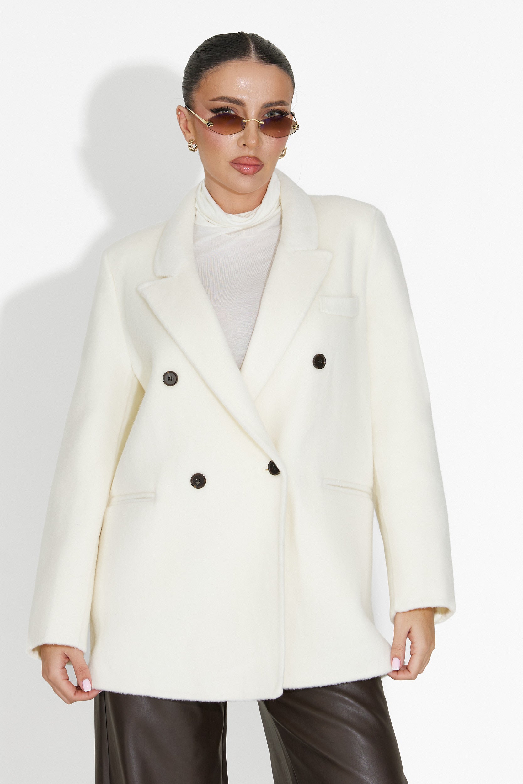 Елегантно дамско сако в бежово от Novelia Bogas