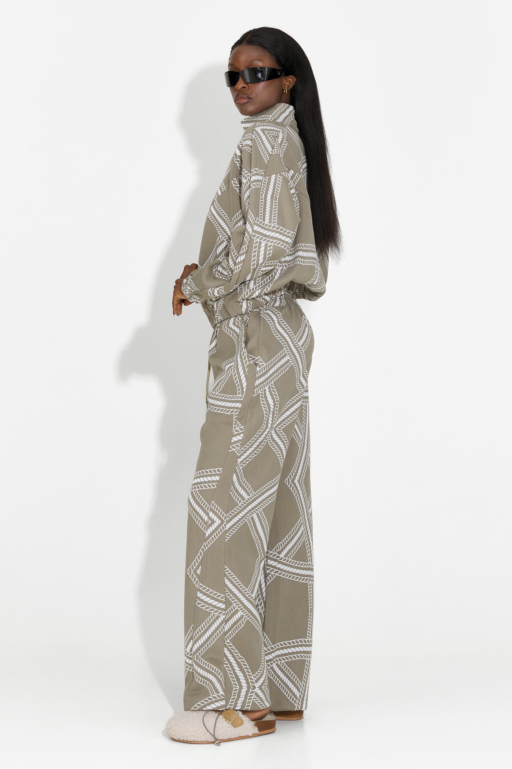 Тренировъчен дамски кежуал костюм в каки цвят от Kristela Bogas