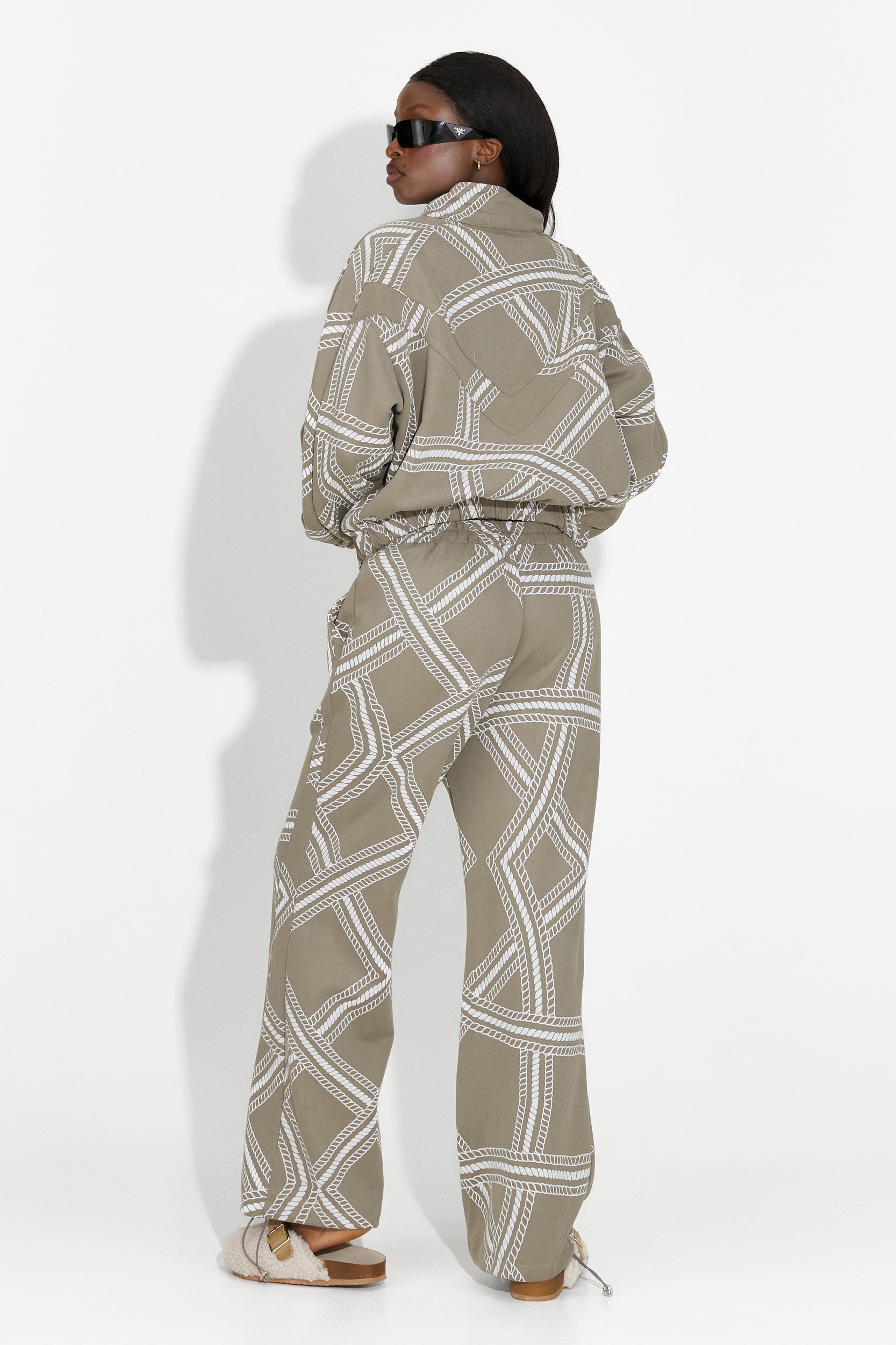 Тренировъчен дамски кежуал костюм в каки цвят от Kristela Bogas