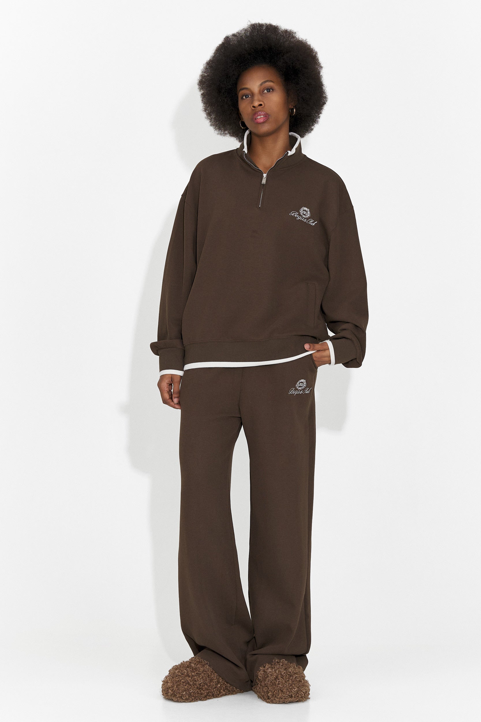 Вилма Богас Спортни облекла за жени в кафяво