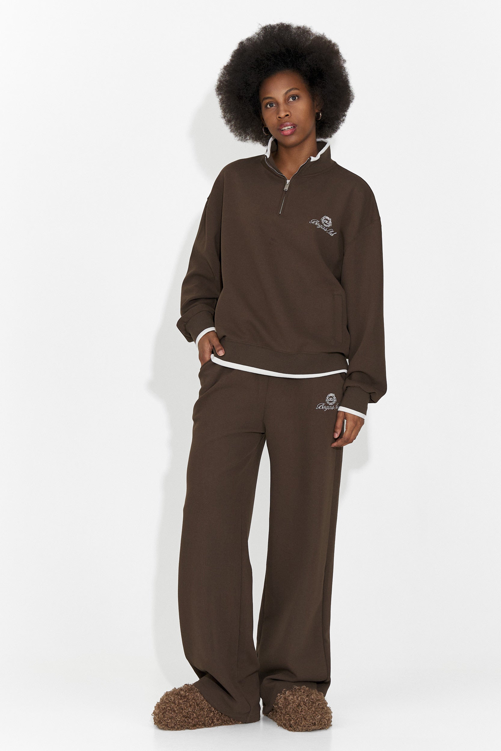 Вилма Богас Спортни облекла за жени в кафяво