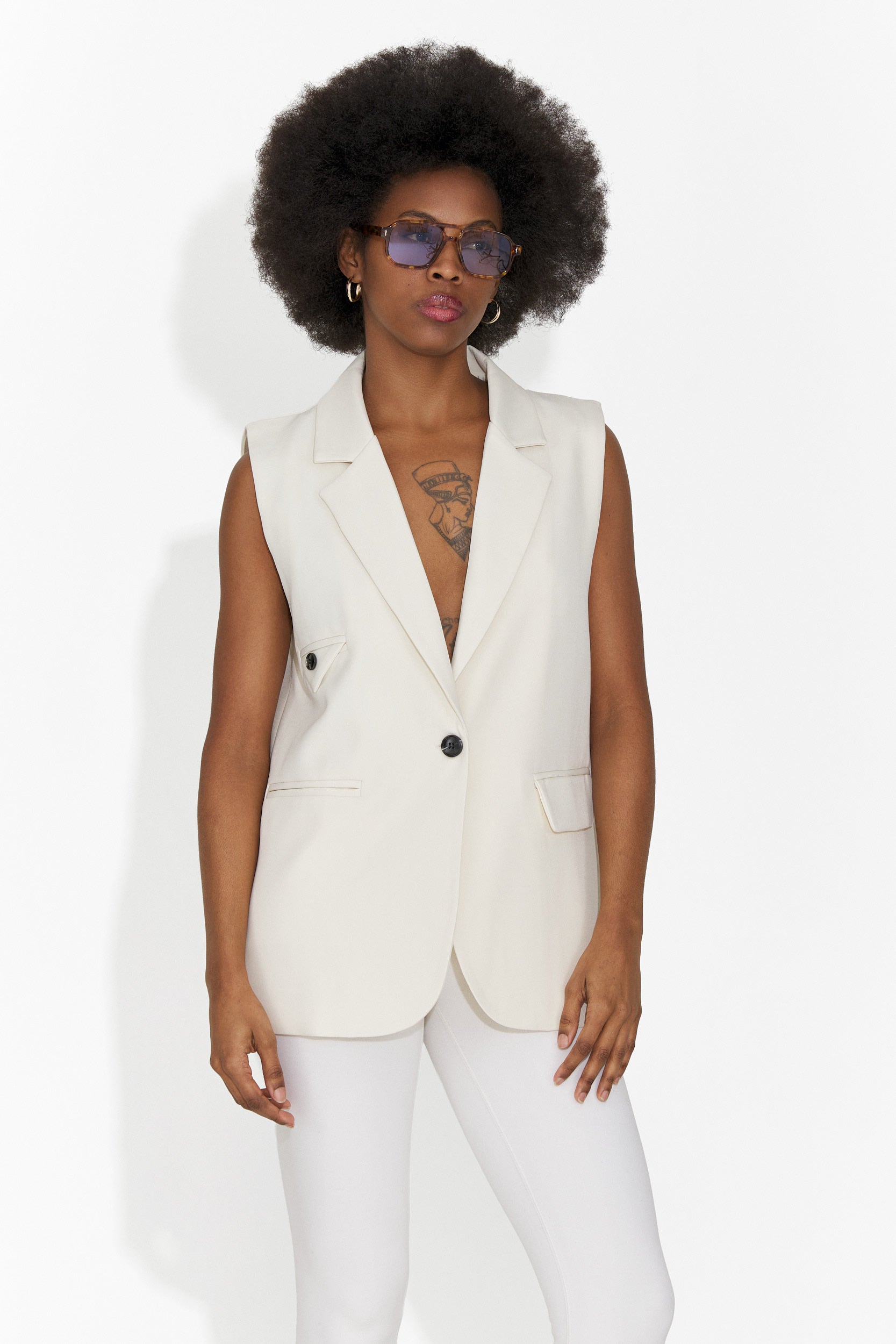 Елегантен дамски елек в кремав цвят от Angila Bogas