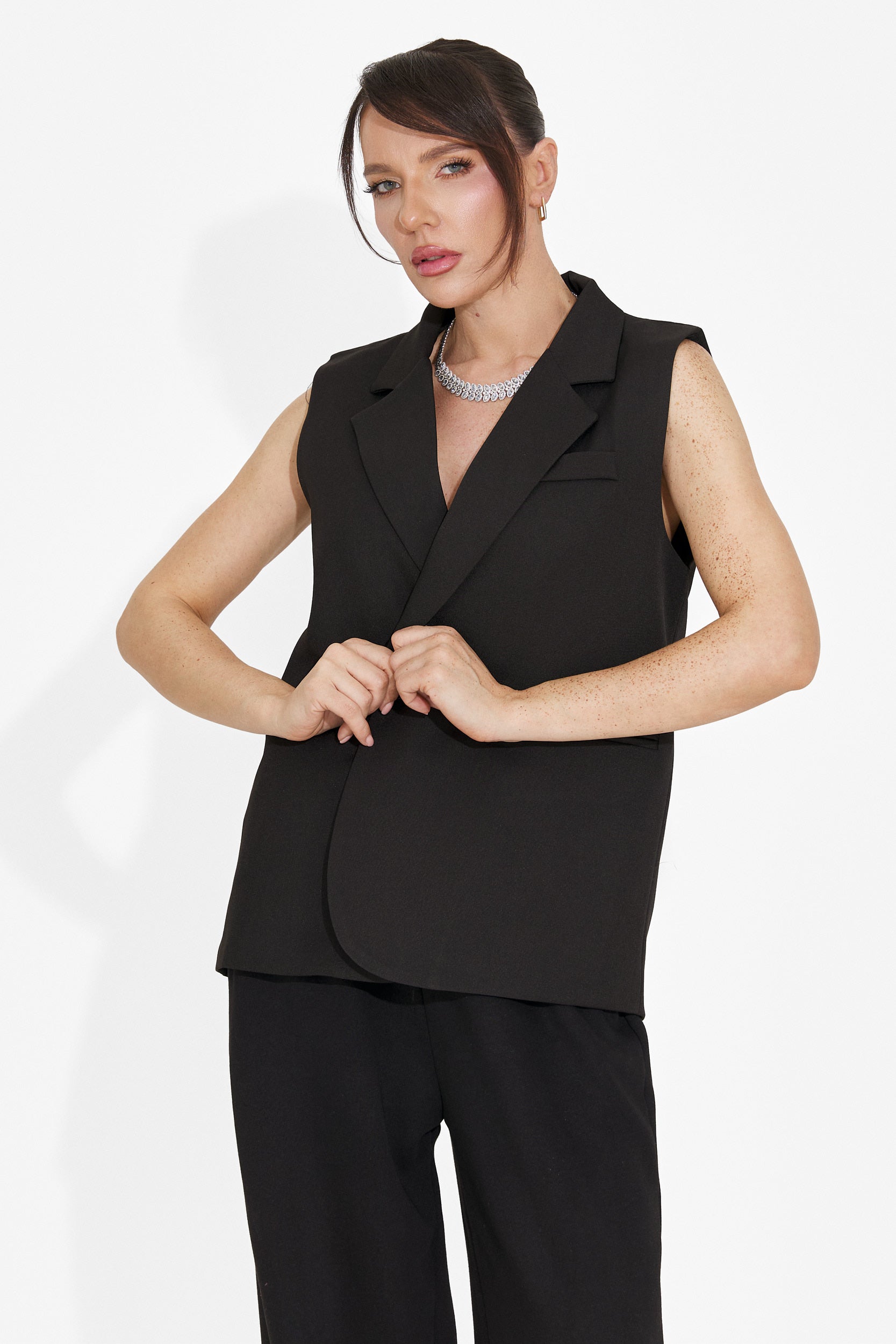 Елегантен дамски елек в черно от Ciela Bogas